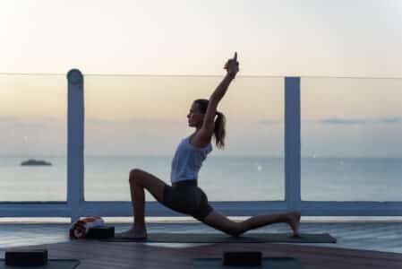 Verónica Blume guía el Yoga Sunrise al amanecer en BLESS Hotel Ibiza