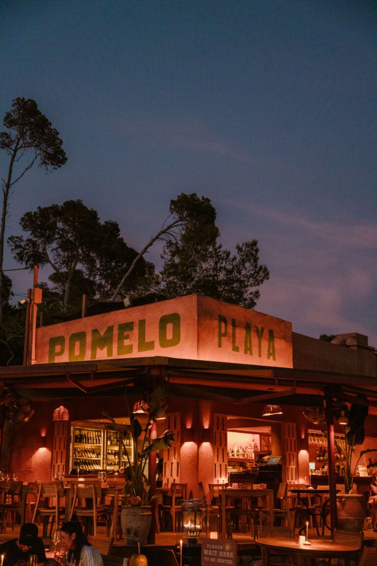 Pomelo Playa: cenas bajo las estrellas en Cala Gració con Grupo Mambo