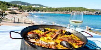 Menjar paella a Eivissa