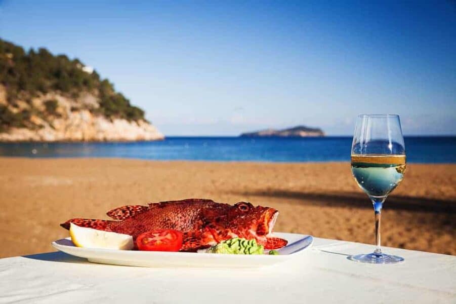 Los restaurantes de pescado y marisco más populares de Ibiza