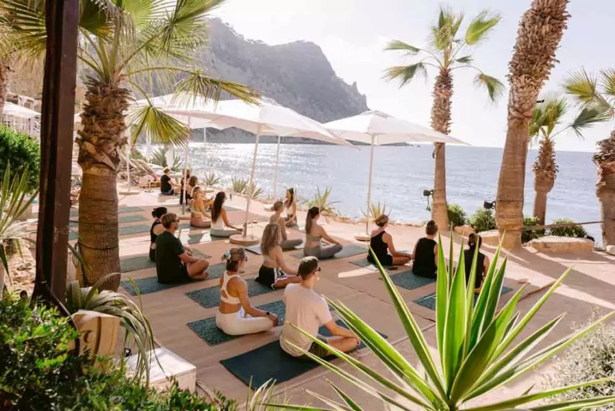 Sesiones matinales de yoga con desayuno incluido en Amante Ibiza