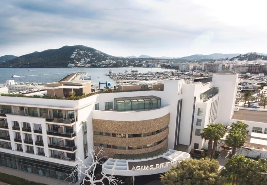 Clase solidaria de pilates en Aguas de Ibiza