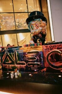 Alec Monopoly presenta en IBIZA Gallery una escultura inédita dedicada a la cultura DJ
