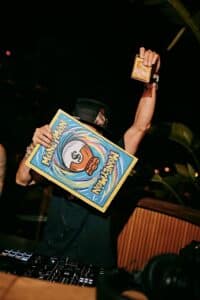Alec Monopoly presenta en IBIZA Gallery una escultura inédita dedicada a la cultura DJ
