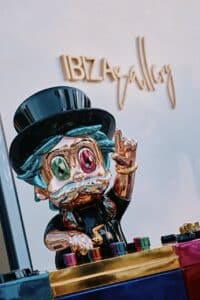 Alec Monopoly presenta en IBIZA Gallery una escultura inédita dedicada a la cultura DJ