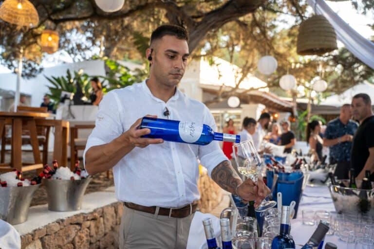CBbC Cala Bassa celebra 15 veranos como icono imprescindible de Ibiza