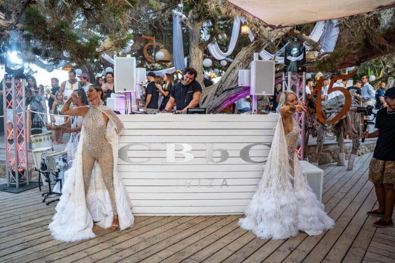 CBbC Cala Bassa celebra 15 veranos como icono imprescindible de Ibiza