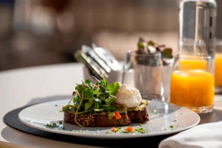 Yoga y desayuno saludable en BLESS Hotel Ibiza