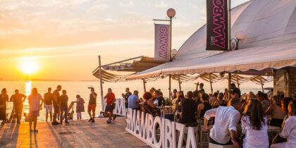 Café Mambo Ibiza : Musique face à la mer et coucher de soleil unique