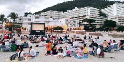 Cine en la playa de Cala Llonga para toda la familia