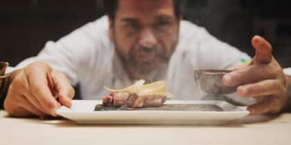 El chef David Reartes lidera RE•TRO, la nueva apuesta gastronómica de Vivir Descalzo en Ibiza