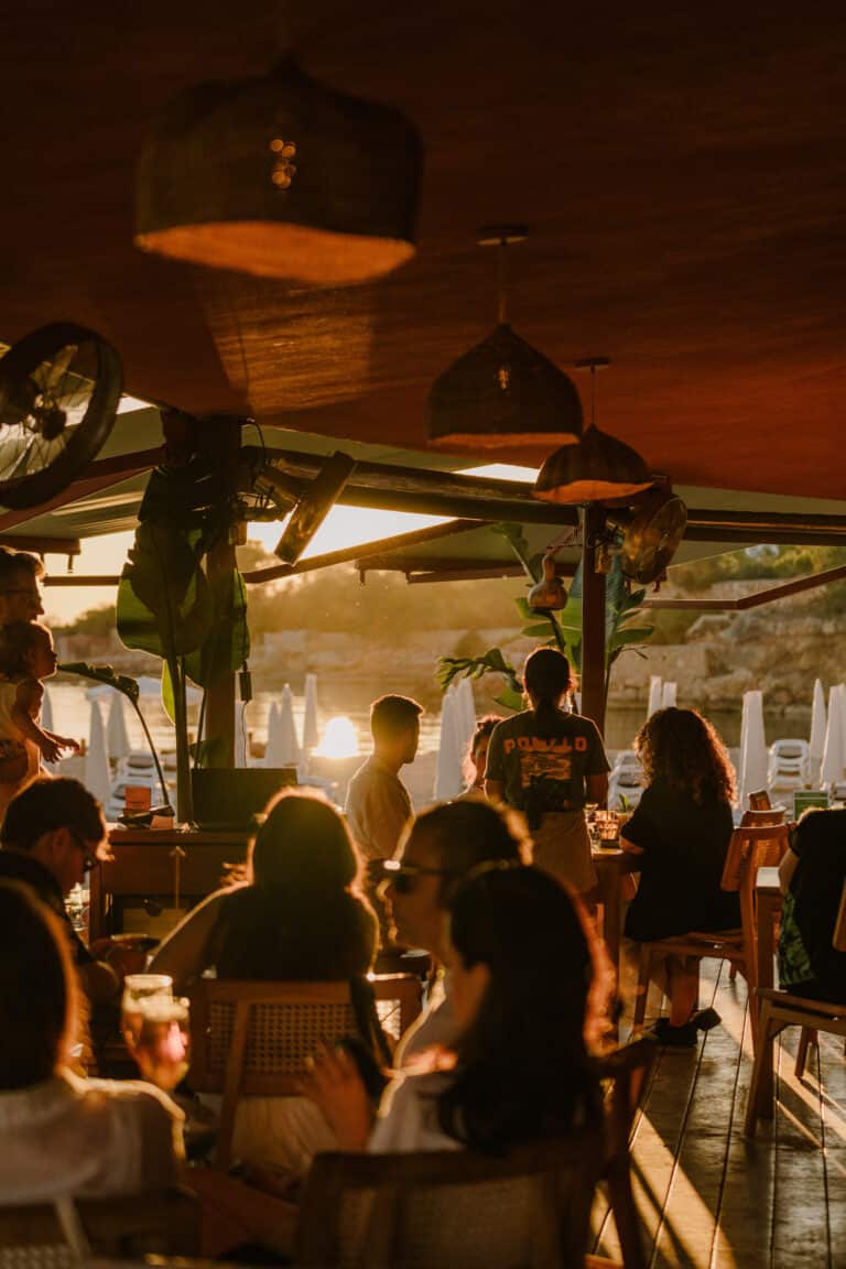Pomelo Playa: cenas bajo las estrellas en Cala Gració con Grupo Mambo