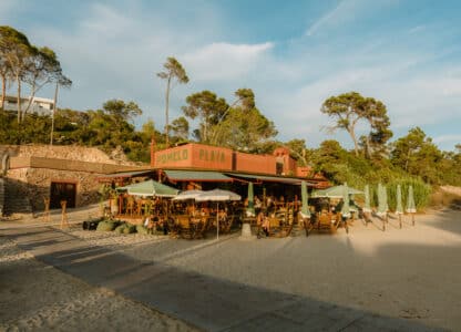 Pomelo Playa: cenas bajo las estrellas en Cala Gració con Grupo Mambo