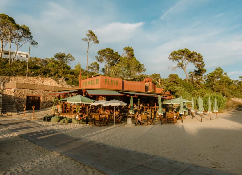 Pomelo Playa: cenas bajo las estrellas en Cala Gració con Grupo Mambo