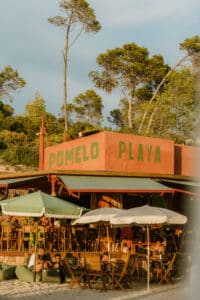 Pomelo Playa: cenas bajo las estrellas en Cala Gració con Grupo Mambo