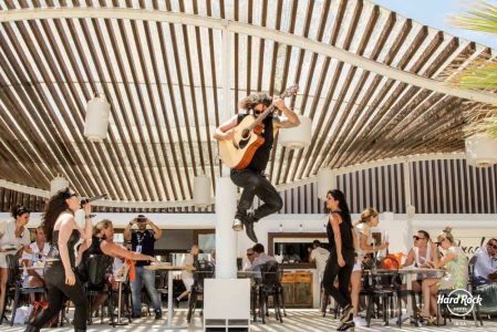 Hard Rock Hotel Ibiza en zijn fantastische campagne om het strand schoon te maken