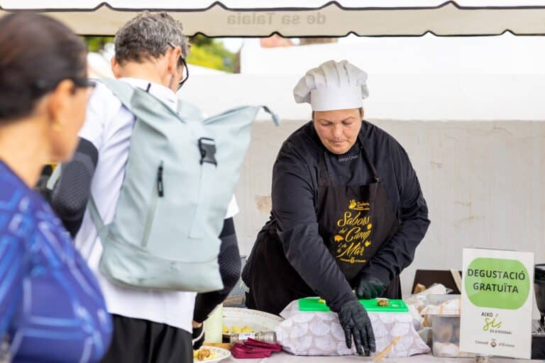 La X Fira de la Sal celebró su décimo aniversario a pesar de la lluvia