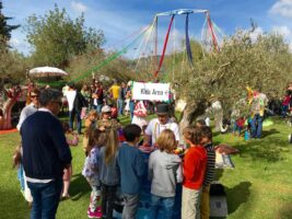 Fiesta Primavera Atzaro Ibiza 2017, recibe la primavera con una multitudinaria y colorida fiesta