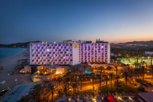 Открытие Hard Rock Hotel Ibiza, музыкального отеля острова.
