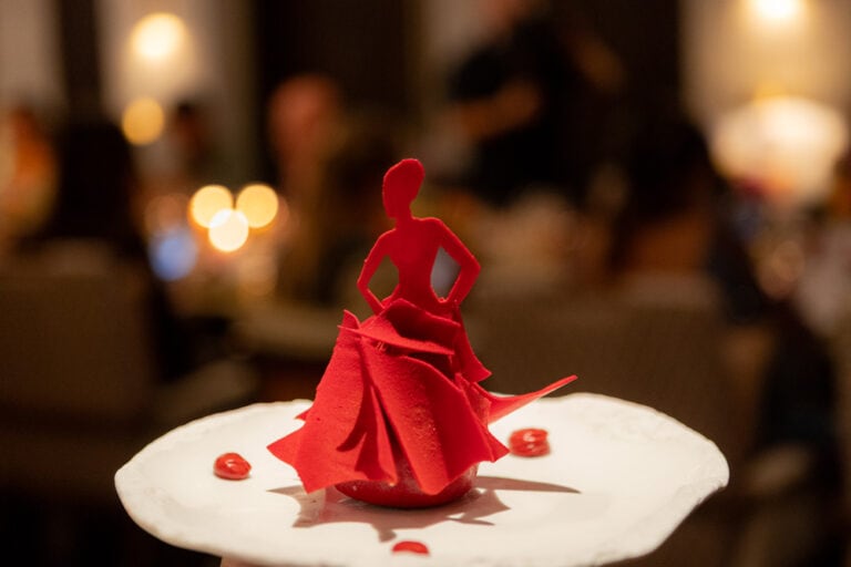 Arte, moda y gastronomía se unen en BLESS Hotel Ibiza con Hosted by