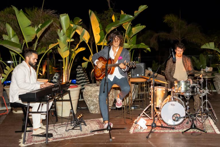 Arte, moda y gastronomía se unen en BLESS Hotel Ibiza con Hosted by