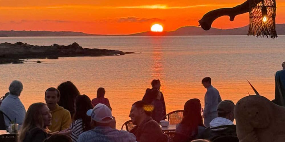 Kumharas Ibiza: música en directo y una mágica puesta de sol