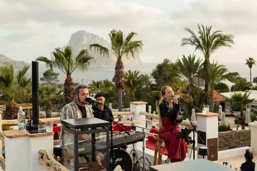 Música en directo y una mágica puesta de sol en Petunia Ibiza
