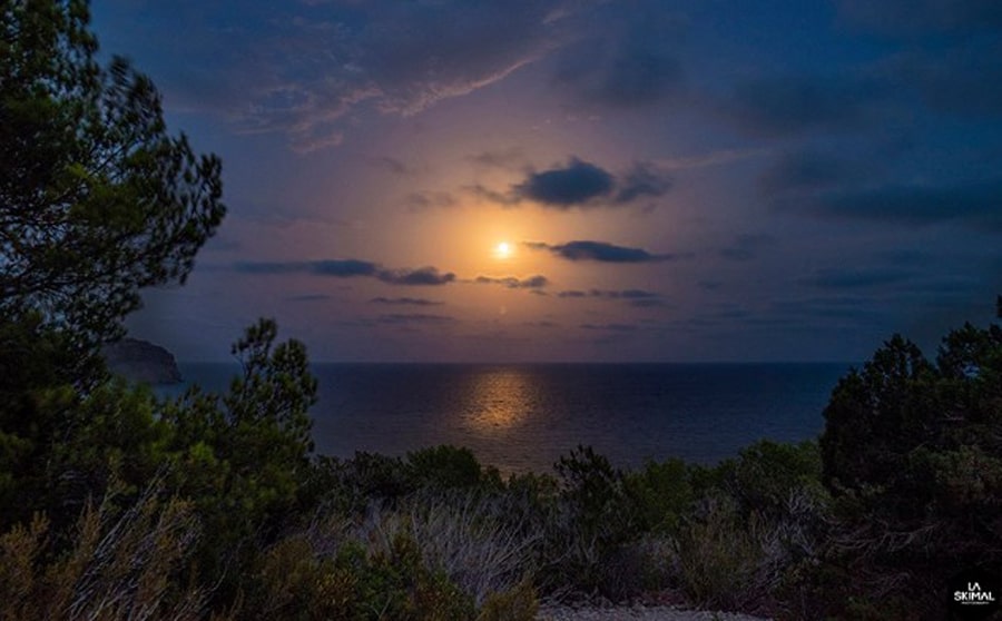 Eclipse and red full moon tour with Walking Ibiza