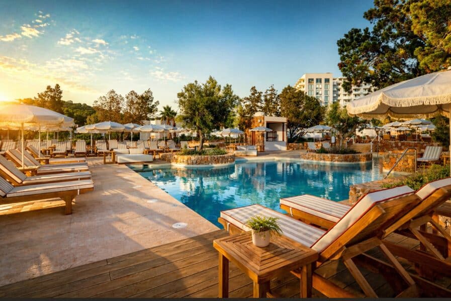 TRS Ibiza Hotel redefine el verano en la isla con música, bienestar y experiencias únicas