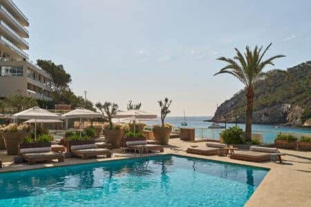 Mondrian & Hyde Ibiza: cultura, ritmo y sabor frente al mar en Cala Llonga