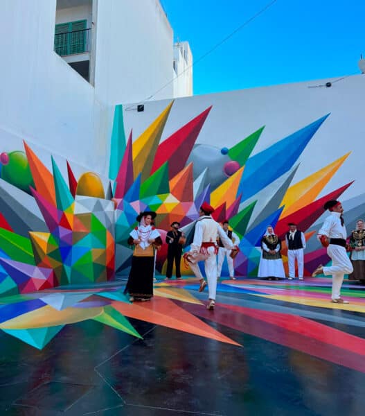 Okuda San Miguel transforma el corazón de San Antonio en un paseo de color y libertad