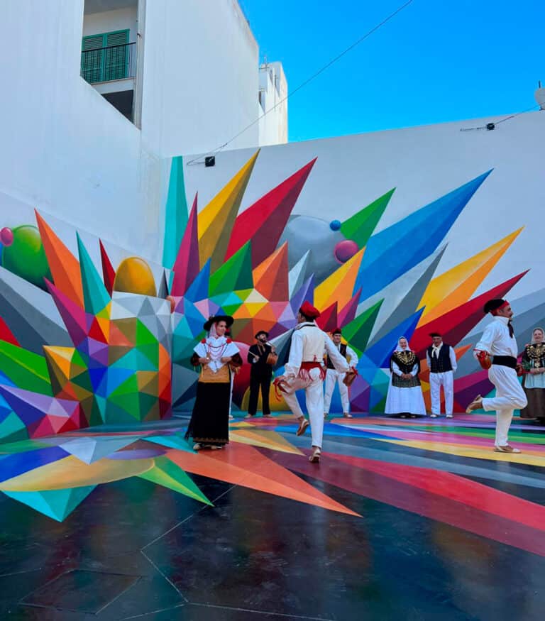 Okuda San Miguel transforma el corazón de San Antonio en un paseo de color y libertad