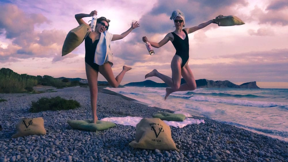 Bereit für das erste Schwimmen des Jahres auf Ibiza mit Vino&Co? Ibiza-Musik