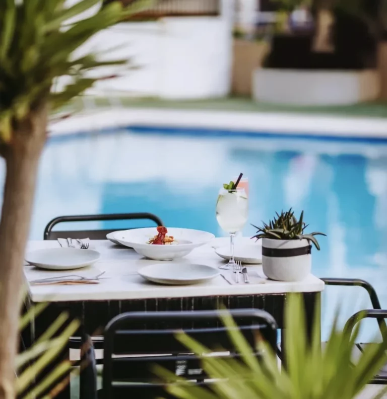 Relish Restaurante & Pool Bar
