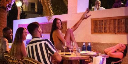 Magische Abende in diesem Sommer in Salvaje Ibiza mit Abendessen, Atmosphäre und abwechslungsreichen Shows