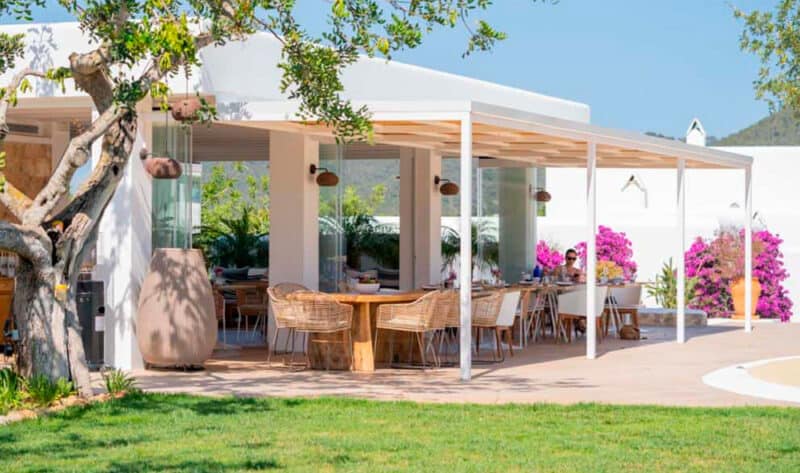 Restaurantes con terraza en Ibiza para momentos inolvidables- restaurantekinana welcome to ibiza jpg0 1