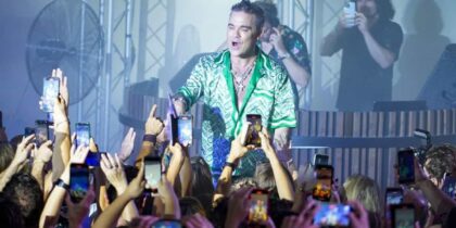 Robbie Williams gives a surprise concert in Ibiza with Lufthaus at 528 Gardens Ibiza