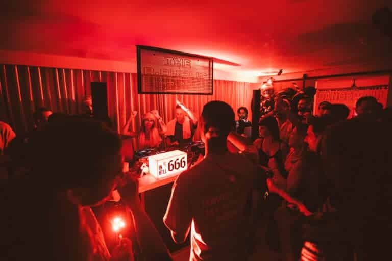 Opening de 666 en Ryans Lolas