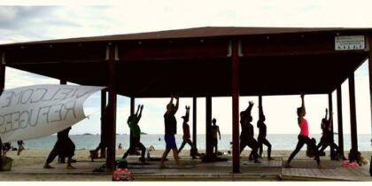 Yoga Solidario cada domingo en Playa d’en Bossa, ¡ayuda a los refugiados!