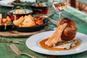 Sunday Roast con precio especial para residentes en Pikes Ibiza