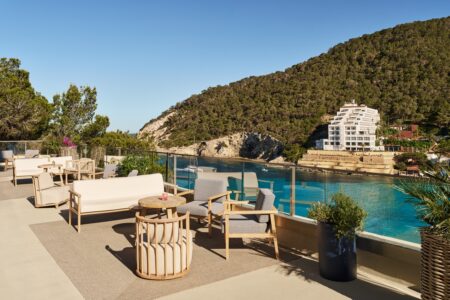 Mondrian & Hyde Ibiza: cultura, ritmo y sabor frente al mar en Cala Llonga