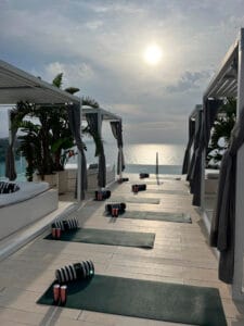 Yoga y desayuno saludable en BLESS Hotel Ibiza