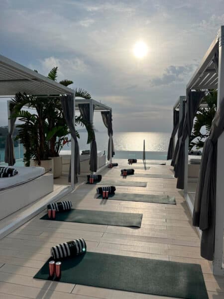 Yoga y desayuno saludable en BLESS Hotel Ibiza