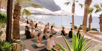 Sesiones matinales de yoga con desayuno incluido en Amante Ibiza