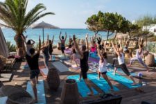Sesiones matinales de yoga con desayuno frente al mar en Aiyanna Ibiza