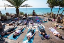 Sesiones matinales de yoga con desayuno frente al mar en Aiyanna Ibiza