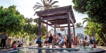 Yoga gratis en el paraíso: Kimberley Utama en Atzaró Ibiza