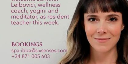 Practica ioga amb l'actriu Jennifer Leibovici a Six Senses Eivissa