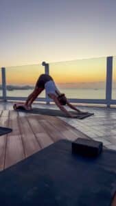 Verónica Blume guía el Yoga Sunrise al amanecer en BLESS Hotel Ibiza