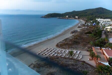 Verónica Blume guía el Yoga Sunrise al amanecer en BLESS Hotel Ibiza